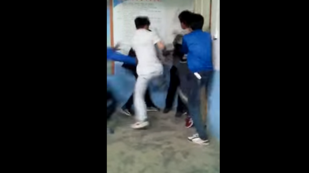 Βίντεο: Έβαλαν τον καθηγητή σε μια γωνία και τον ξυλοκόπησαν μετά από διαγώνισμα!